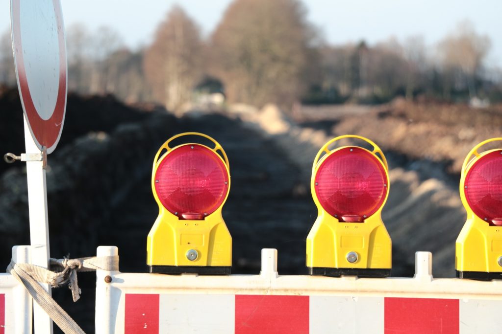 Absperrung einer Baustelle mit Warnleuchten