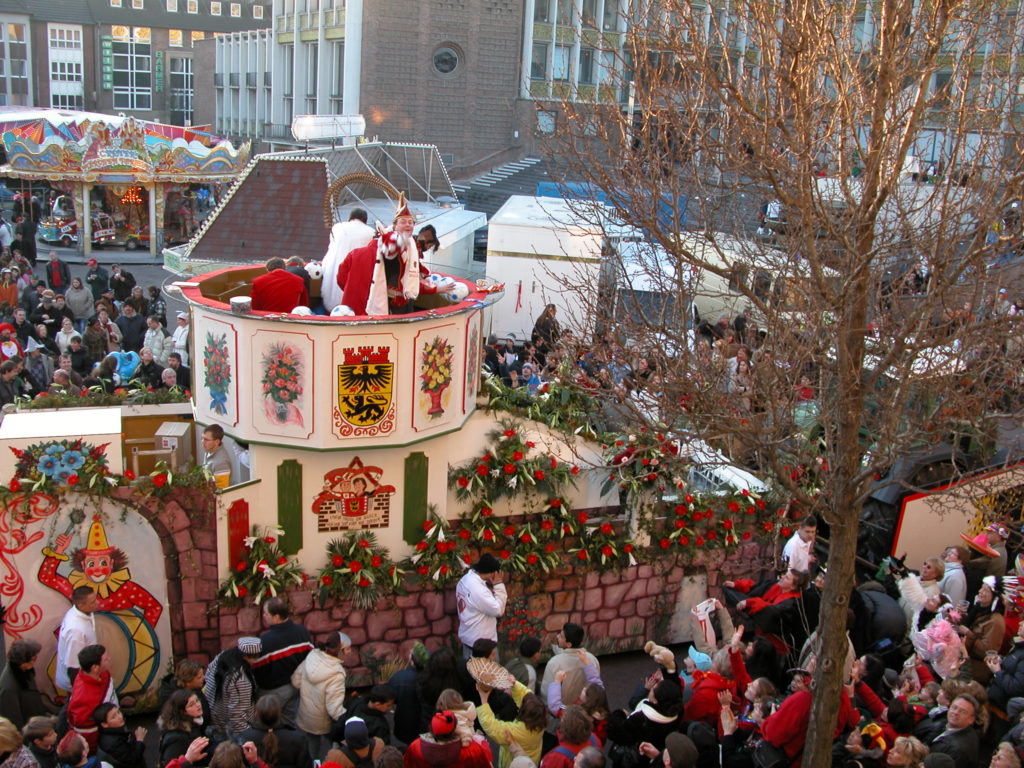 Dürener Karnevalszug mit Prinzenwagen am Kaiserplatz