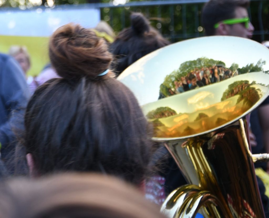 Tuba mit Spiegelbild