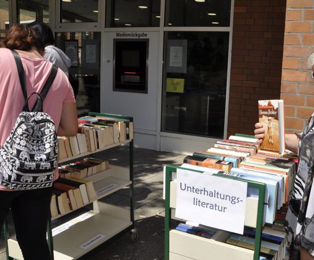 Bücherstände vor der Stadtbücherei