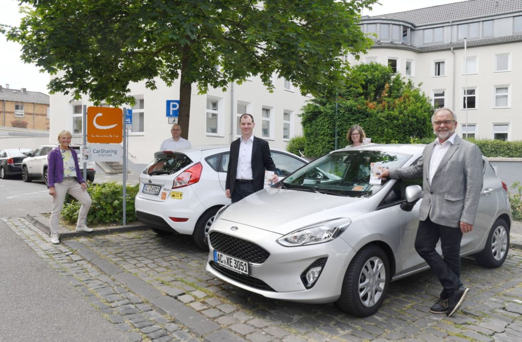 Gruppenfoto am neuen Standort vor dem Dürener Finanzamt