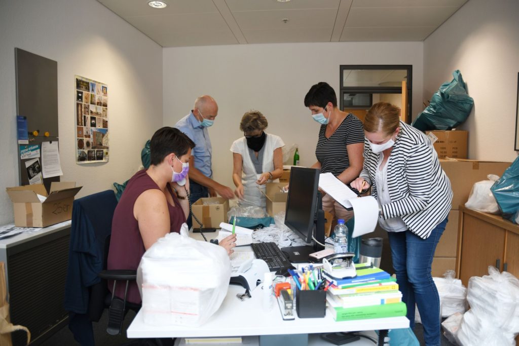 Gruppenfoto im Büro mit den Masken_Einzelteilen