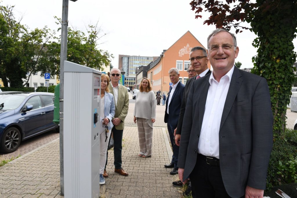 Fototermin am neuen Parkscheinautomaten auf dem Hoesch-Parkplatz