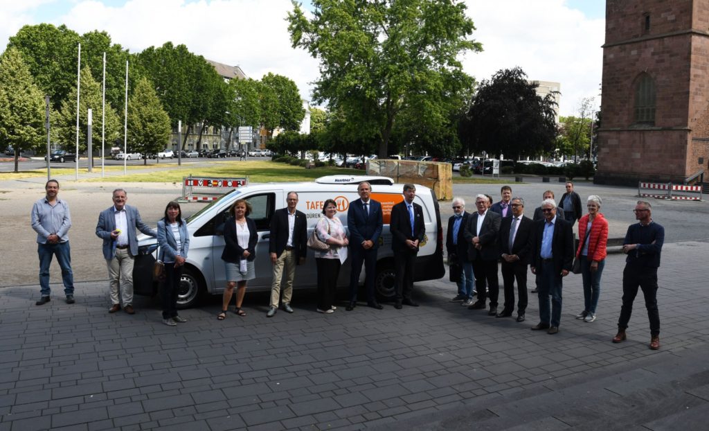 Vertreter der Dürener Lions Clubs und der Dürener Tafel bei der Fahrzeugübergabe.der Üv