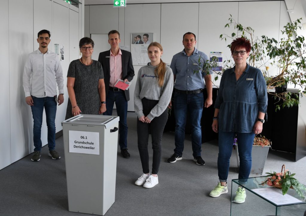 Das Wahlbüro-Team des Bürgerbüros vor einer Wahlurne