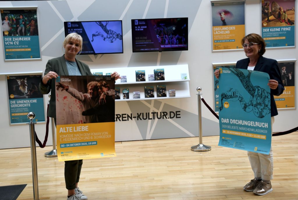 Drs. Gabriele Gellings und Monika Rothmaier-Szudy mit Plakaten für die neue Spielzeit