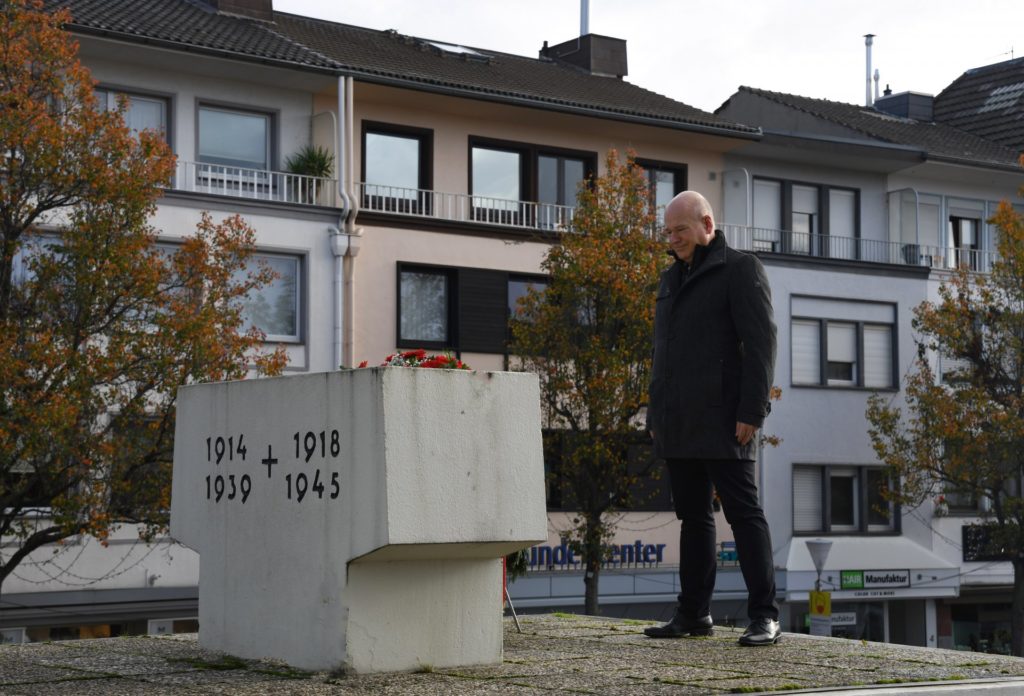 Bürgermeister Frank Peter Ullrich bei der Kranzniederlegung am Mahnmal vor dem Rathaus