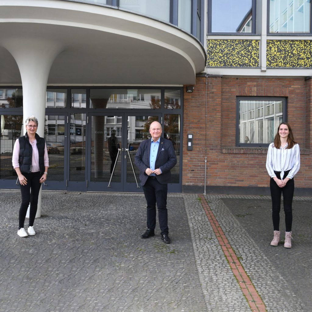 Dagmar Kondziella, Bürgermeister und Nicola Kondziella vor dem Rathaus