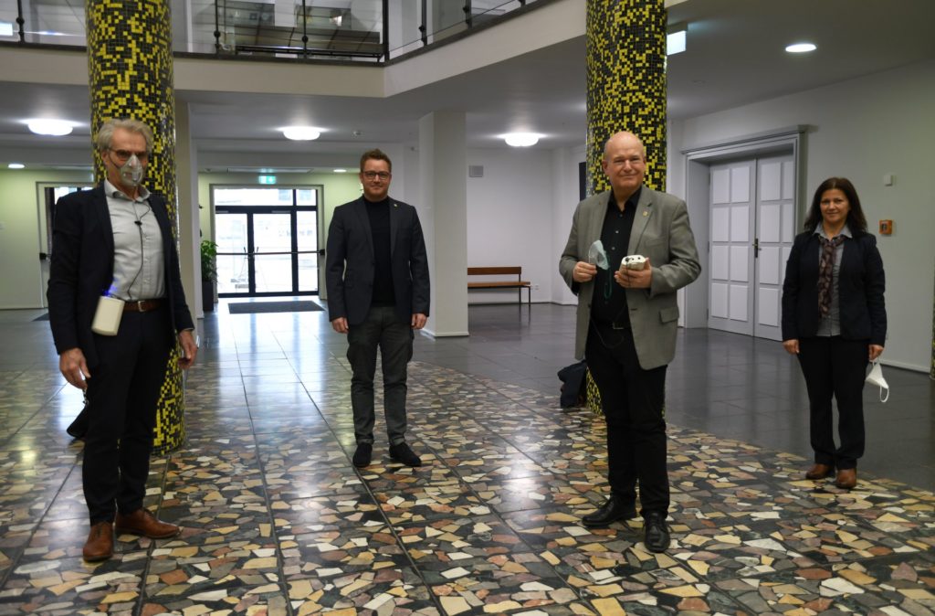 Präsentation im Rathausfoyer (v.l.n.r.) Rudolf Weyergans, Andreas Isecke MdR, Bürgermeister Frank Peter Ullrich und Hawa Coskun-Dogan.