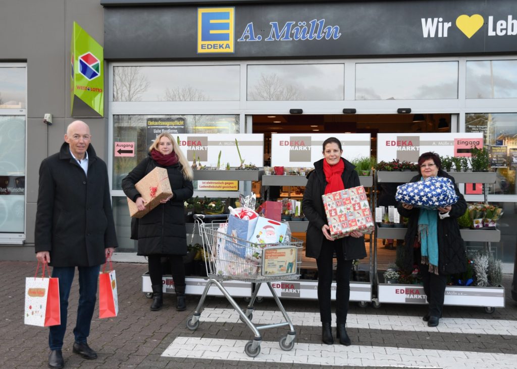 Gruppenfoto vor dem EDEKA-Markt