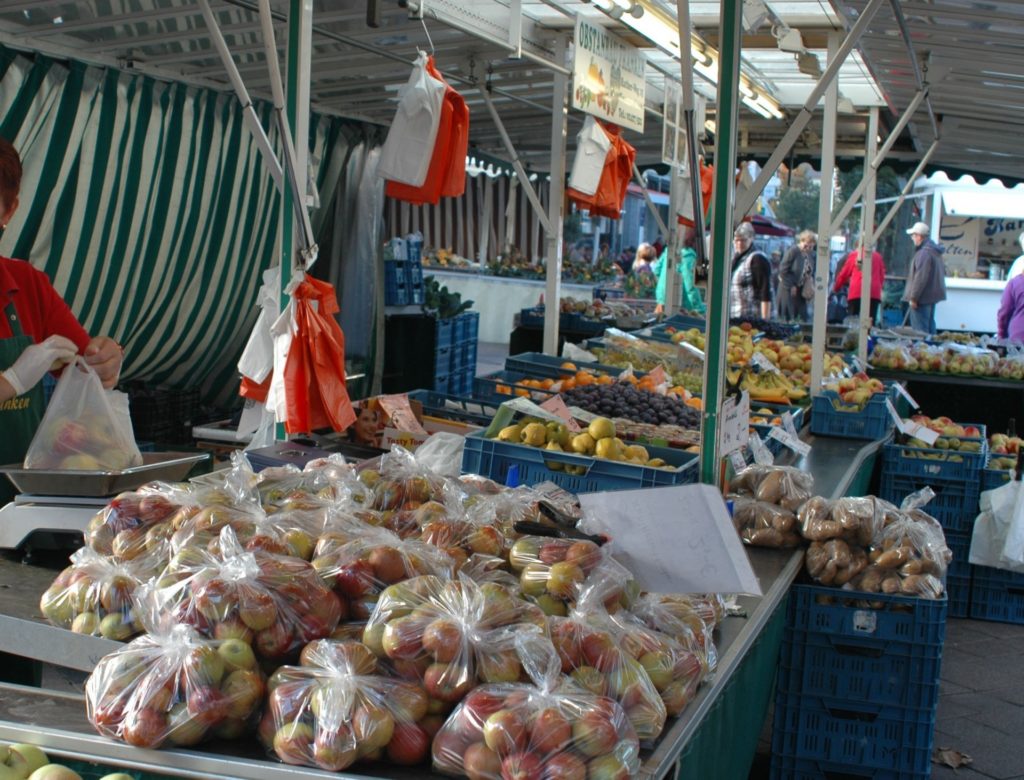 Ein Marktstand mit Obst