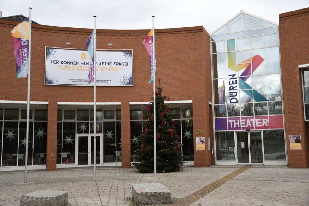 Theater Haus der Stadt mit Weihnachtsbaum davor