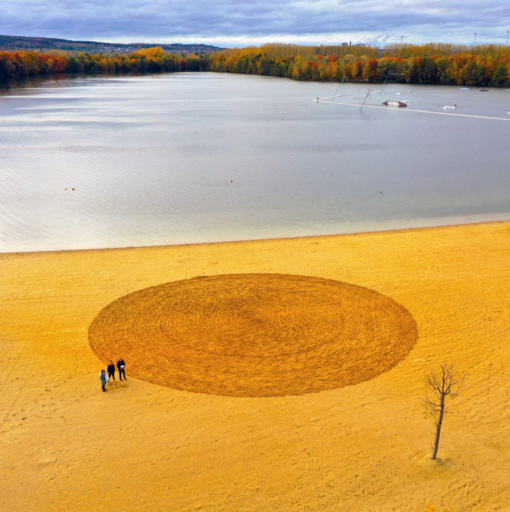 Elmar Valter, Spirale (Panorama-Ansicht mit See und Akteuren), 2020