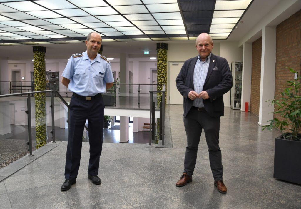 Oberst Danilo Schlag (li.) und Bürgermeister Frank Peter Ullrich im Dürener Rathaus.