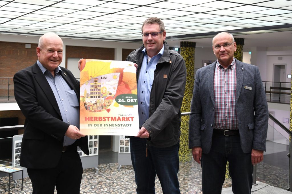 Freuen sich auf den kommenden Herbstmarkt: (v.l.n.r.) Bürgermeister Frank Peter Ullrich sowie Achim Greiff und Frank Blumenthal von der Abteilung Marktwesen.