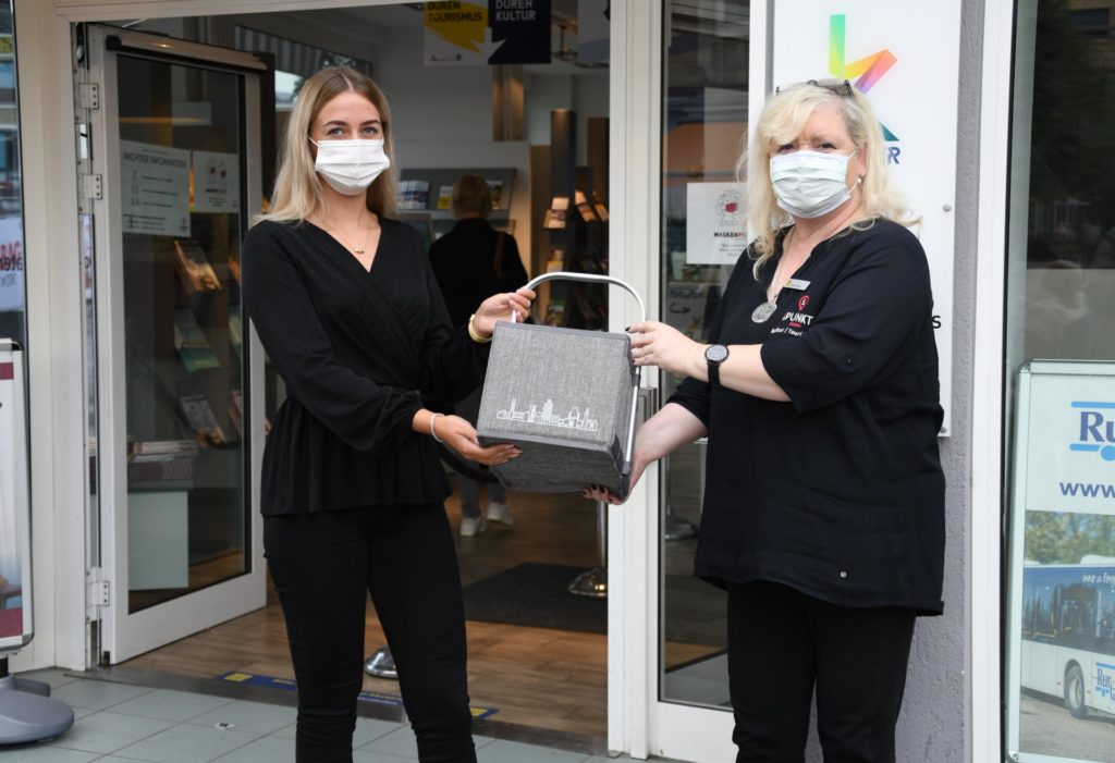 Nina Grüber und Anke Otten (re.) bei der Werbeaktion vor dem iPUNKT.