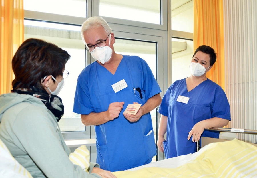Die Pain Nurses Hermann-Josef Mentgen und Natalie Fuchs gehören zum Team der Akutschmerztherapie im Krankenhaus Düren, die jetzt erneut zertifiziert wurde.