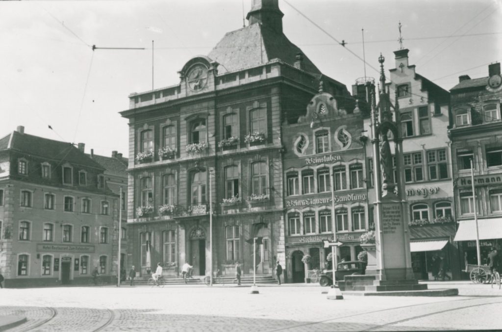 Marktplatz mit Rathaus vor der Zerstörung