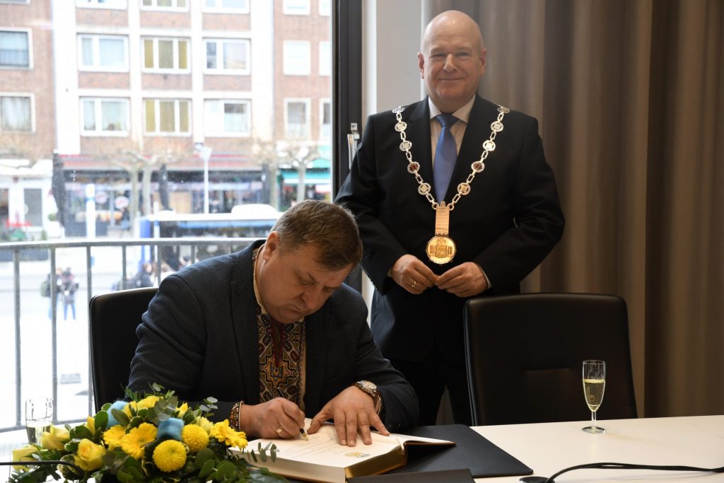 Bürgermeister Oleg Kanivets und der Dürener Bürgermeister Frank Peter Ullrich beim Eintrag in das Goldene Buch der Stadt.