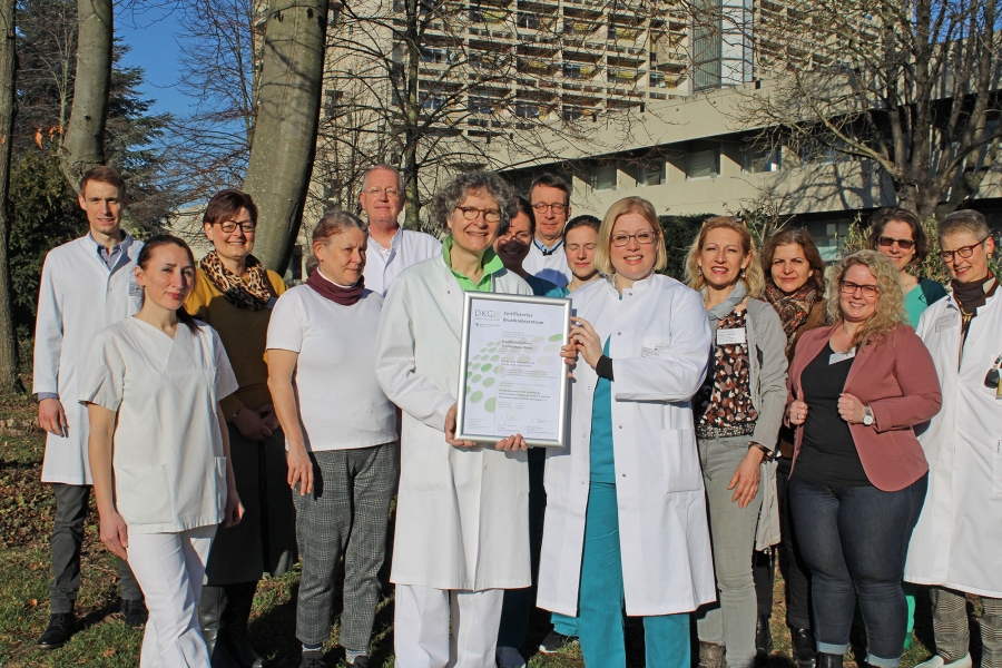 Chefärztin Dr. med. Heike Matz (links mit Zertifikat in der Hand) und Oberärztin Dr. med. Telja Pursche (rechts) sowie das gesamte Team freuen sich über die erfolgreiche Zertifizierung des Brustzentrums am Krankenhaus Düren durch die Deutsche Krebsgesellschaft.