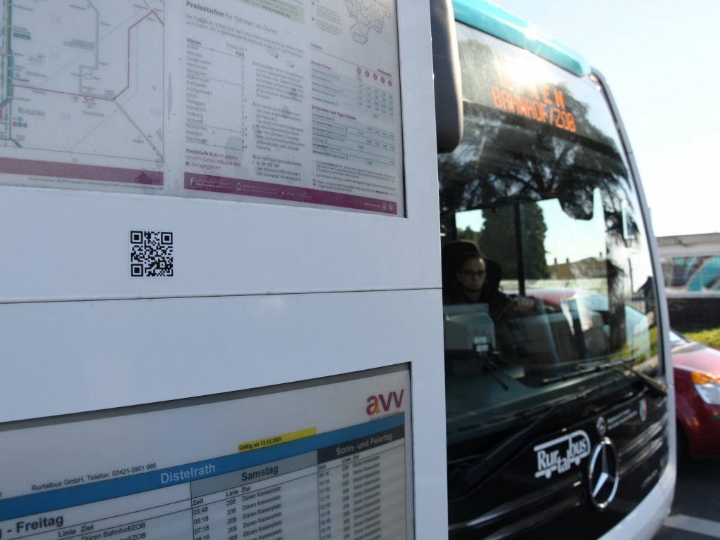QR-Codes an den Bushaltestellen liefern Informationen zu den Ã-PNV-Verbindungen in Echtzeit.