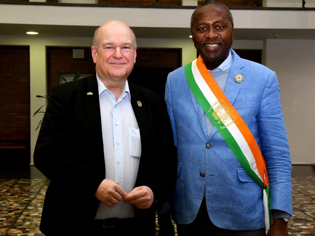 Bürgermeister Frank Peter Ullrich und Abel Botchi, Abgeordneter des Nationalparlaments der Elfenbeinküste, sprachen im Rathaus über die bisherigen Erfolge und die zukünftigen Möglichkeiten der kommunalen Entwicklungszusammenarbeit.