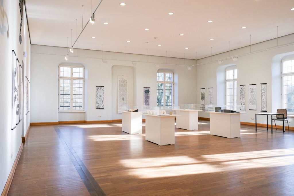 Blick in den Ausstellungssaal von Schloss Burgau mit den künstlerischen Arbeiten von Rolf Lock.