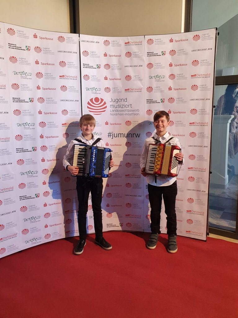 Die beiden Akkordeonisten Paul Thiessen und Nils Kirchmann erspielten sich beim Landeswettbewerb