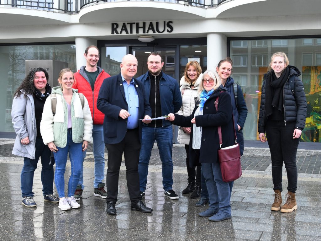 Verdi-Mitglieder aus dem Sozial- und Erziehungsdienst der Stadt Düren haben einen Offenen Brief mit ihren Forderungen an Bürgermeister Frank Peter Ullrich übergeben.