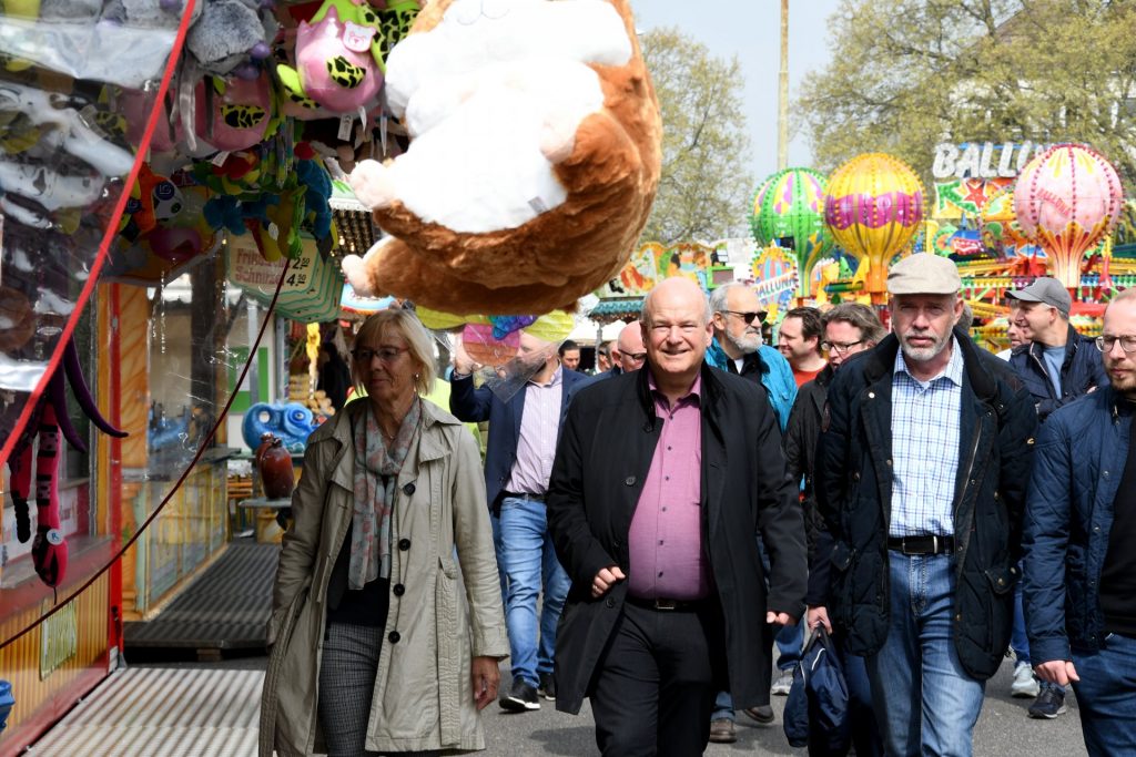 Mit einem Rundgang über den Annakirmesplatz hat Bürgermeister Frank Peter Ullrich die Maikirmes und den Maimarkt offiziell eröffnet.