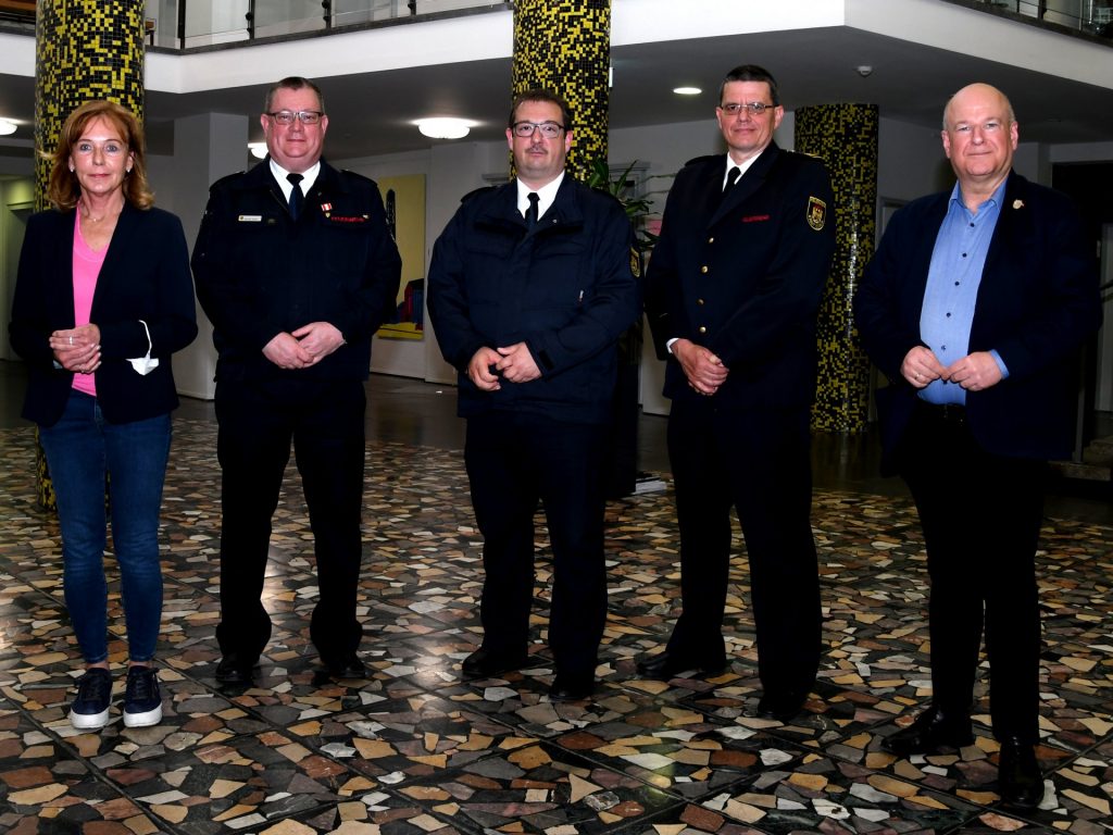 Rechts-Dezernentin Christine Käuffer und Bürgermeister Frank Peter Ullrich zusammen mit dem neuen Leiter der Freiwilligen Feuerwehr der Stadt Düren, Patric Ramacher, seinem Stellvertreter, Thomas Quast (2.v.l.) und seinem Vorgänger, Johannes Rothkranz (2.