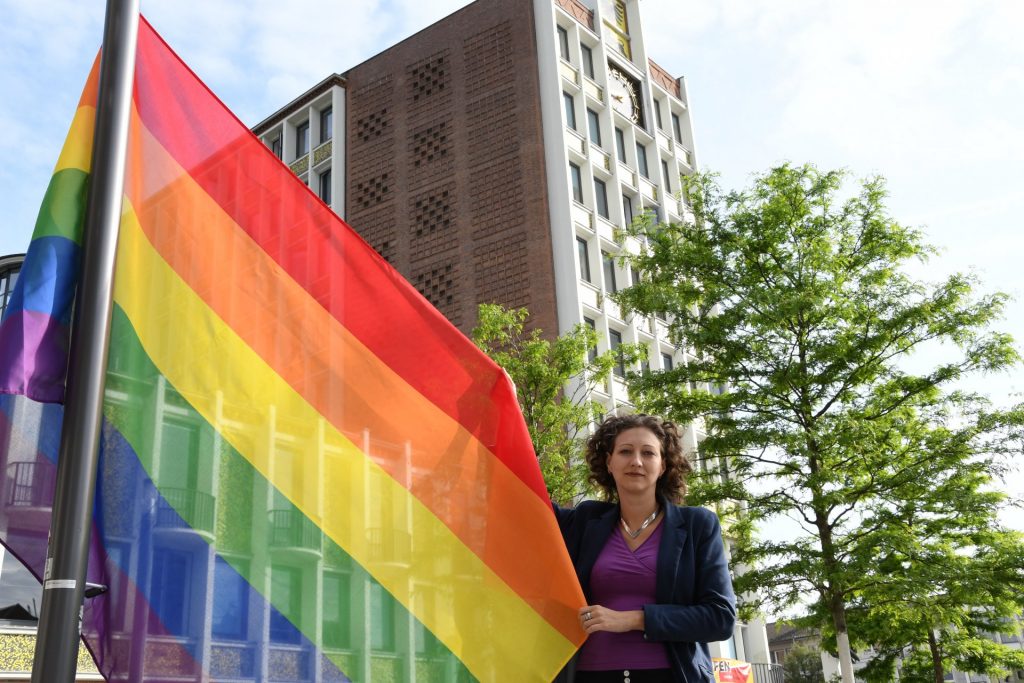 Zum internationalen Tag gegen Homo-, Bi-, Inter- und Transphobie hat die Gleichstellungsbeauftragte der Stadt Düren, Katja Muhl, die Regenbogenflaggen vor dem Rathaus gehisst.