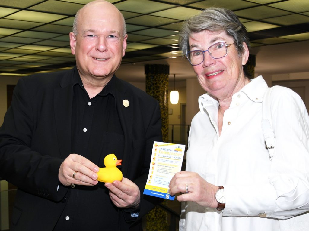Im Rathaus hat die Präsidentin des Lions Clubs Düren-Rurstadt, Trude Schmidt-Schopen, die Renn-Ente mit der Startnummer 1 an Bürgermeister Frank Peter Ullrich überreicht.