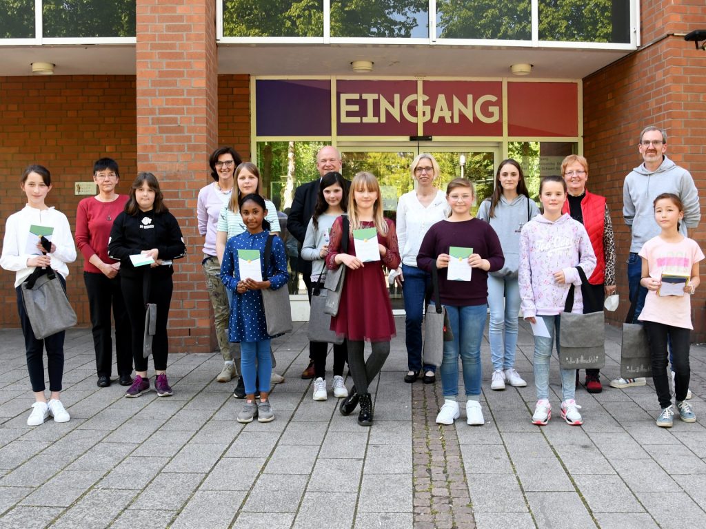 Die neun Schulsiegerinnen haben im Finale des 2. Vorlesewettbewerbs der Dürener Grundschulen Bürgermeister Frank Peter Ullrich und die Jury mit ihren Leistungen beeindruckt.