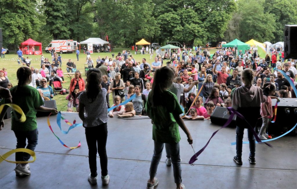 Nach zweijähriger Corona-Pause hat das Kinderkulturfest wieder viele kleine und große Besucherinnen und Besucher in den Willy-Brandt-Park gelockt.