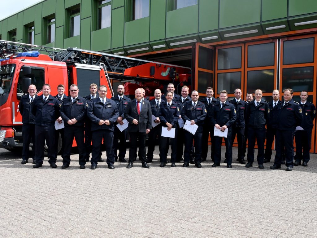 Im Auftrag von NRW-Innenminister Herbert Reul hat Bürgermeister Frank Peter Ullrich Einsatzkräfte der Dürener Feuerwehr für ihre Hilfe während der Flutkatastrophe im vergangenen Juli ausgezeichnet. 23 Männer und eine Frau erhielten die