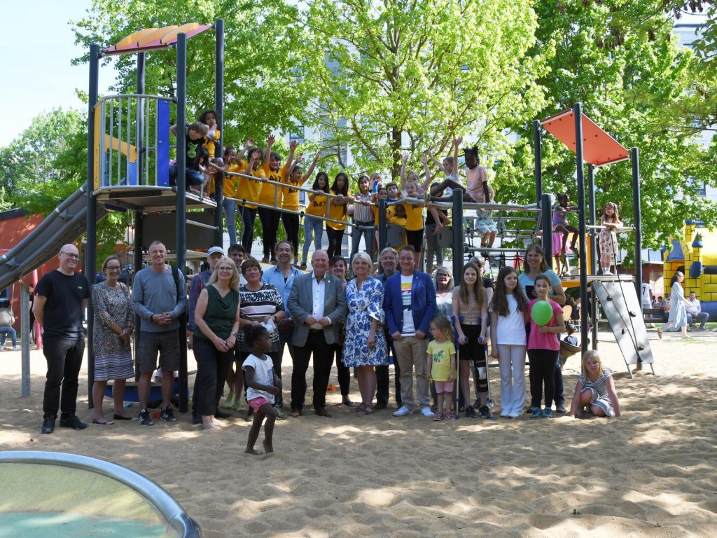 Mit einem großen Fest ist der neu gestaltete Spielplatz im Schmidtpark in Mariaweiler eingeweiht worden.