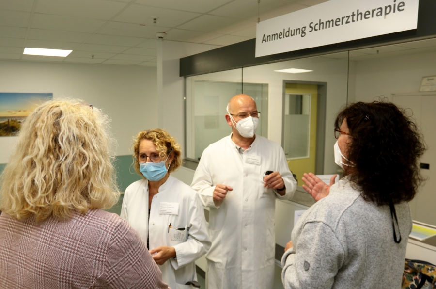 Nach ihren Vorträgen im Kongresszentrum luden Margret Kirschnik-Stockhammer und Dr. Stefan Hegemann die Besucher in die Räume der Schmerztherapie ein.