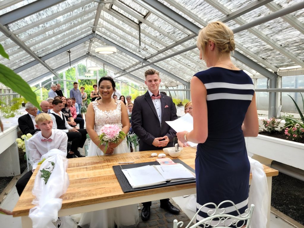 Vanessa und Roman waren das erste Paar, das sich in der ehemaligen Dürener Stadtgärtnerei das Ja-Wort gegeben hat.