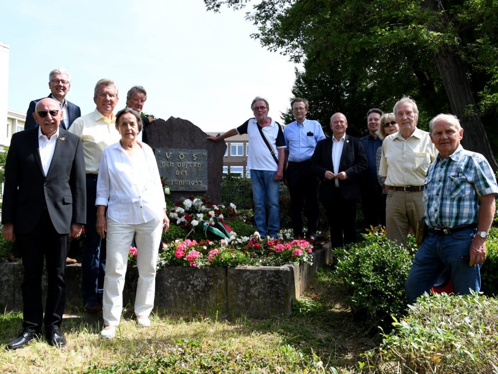 Gemeinsam mit Vertreterinnen und Vertretern der Vereinigung der Opfer des Stalinismus und der Dürener Ratsparteien gedachte Bürgermeister Frank Peter Ullrich (5.v.r.) der brutalen Niederschlagung des Volksaufstandes in der damaligen DDR am 17. Juni 1953.