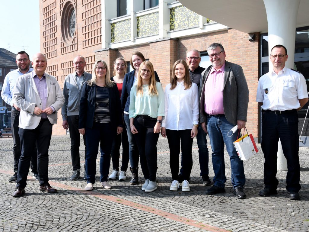 Bürgermeister Frank Peter Ullrich (2.v.l.) bedankt sich bei den Mitarbeiterinnen und Mitarbeitern der Projektgruppe für ihre Mitarbeit bei der Entwicklung von InDuria - dem neuen Intranet der Stadtverwaltung.