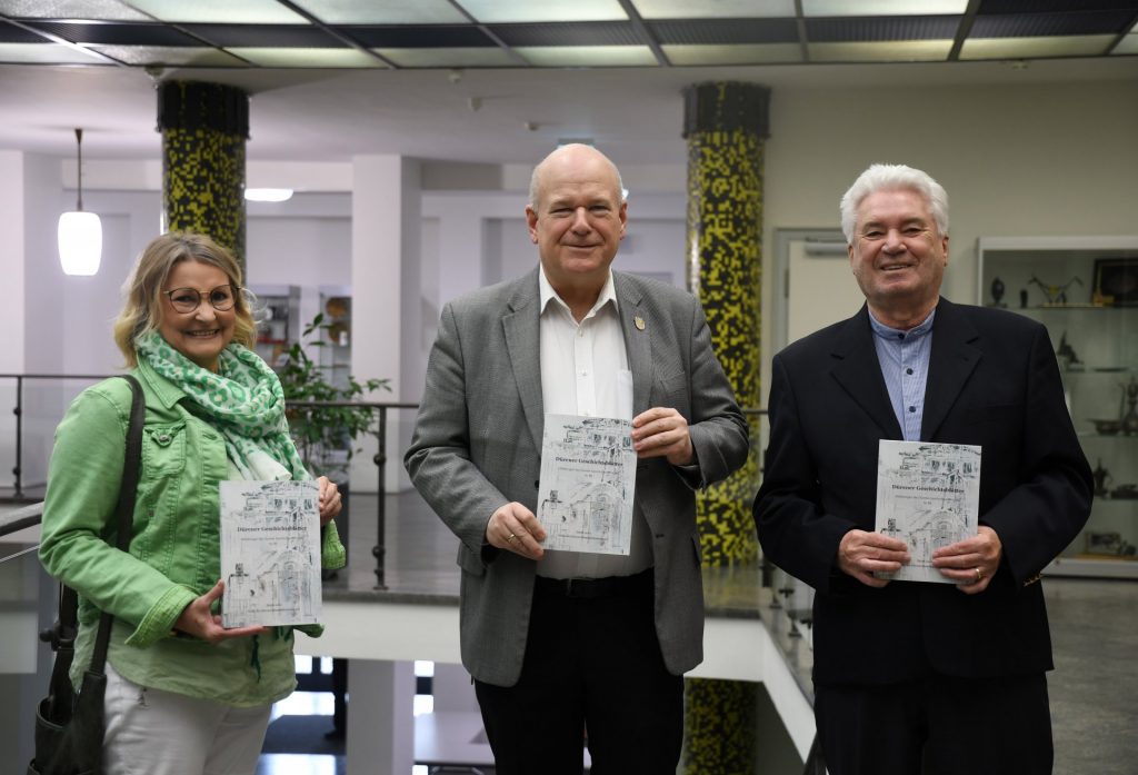 Freuen sich über die neue Ausgabe der Dürener Geschichtsblätter: Claudia Latotzki Geschäftsführerin des Dürener Geschichtsvereins, Bürgermeister Frank Peter Ullrich und Dr. Helmut Irmen, Vorsitzender des Dürener Geschichtsvereins (v.l.).