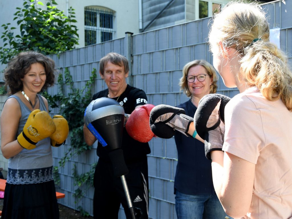 Beim Box-Europameister Ernst Müller konnten die Mädchen beim Mädchentag die Boxhandschuhe schnüren. Auch Katja Muhl (l.) und Edith Wirthmann (2.v.r.) vom Gleichstellungsbüro der Stadt Düren nutzen die Chance.