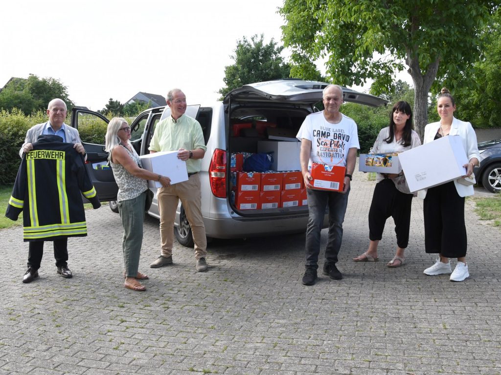 Mit einem vollgepackten Transporter, der mit Geld aus dem von der Stadt Düren eingerichteten Spendenkonto zur Ukraine-Hilfe und dem Erlös des Ukraine-Benefizkonzerts im Mai angeschafft werden konnte, ist der Dürener Gastronom Gerhard Suhr (3.v.r.) zusamme