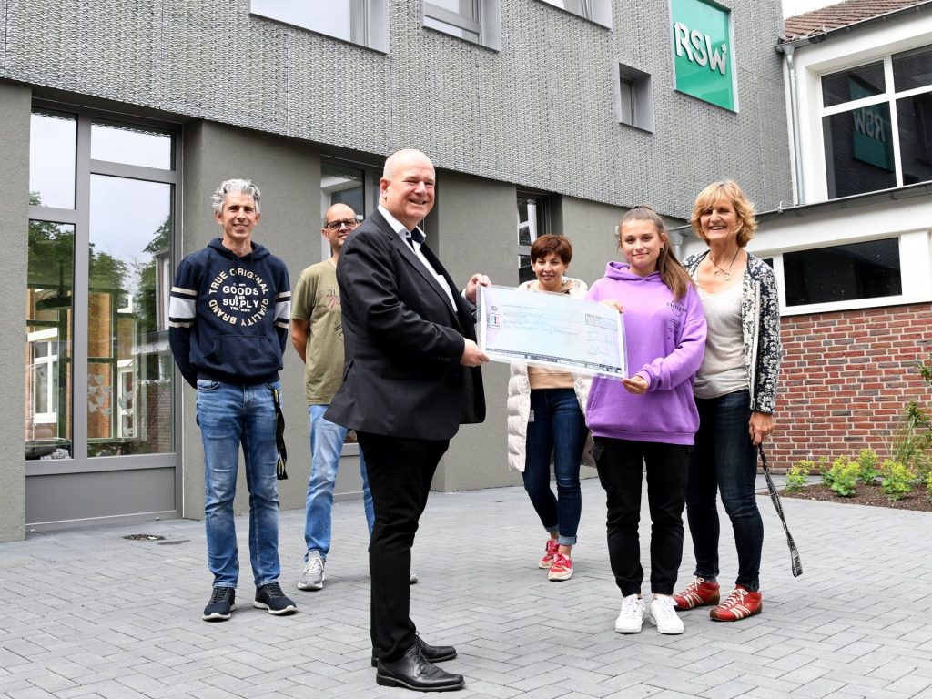 Maria-Briana Moldovanu (2.v.r.) aus der Klasse 9b der Realschule Wernerstraße übergab den Spendenscheck an Bürgermeister Frank Peter Ullrich (3.v.l.). Mit im Bild: Schulleiter Jürgen Momma (l.), SV-Lehrer Bodo Weiermann (2.v.l.), Mechgan Frauenkron (Förde