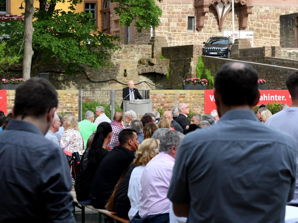 " sie als ehrenamtler sind der soziale kitt gesellschaft bei einem vereinsempfang auf schloss burgau unter dem motto sch das ehrenamt bedankte sich b frank peter ullrich den vielen vereinsvertreterinnen und f title=