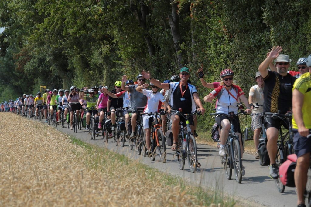 Rund 1.500 Teilnehmerinnen und Teilnehmer sind in diesem Jahr bei der NRW-Radtour dabei. Auf der vierten Etappe machen sie am kommenden Sonntag (10.07.) Station am Dürener Badesee.