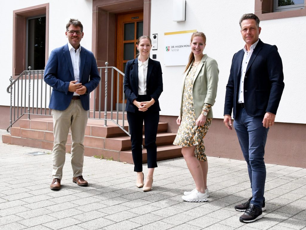 (v.l.n.r.) Thomas Hissel (Erster Beigeordneter der Stadt Düren), Chiara Fischer (Notariat Dr. Monath), Sarah Küpper (Abteilungsleiterin Liegenschaften beim Amt für Finanzen der Stadt Düren) und Hans Jürgen Lindemann.