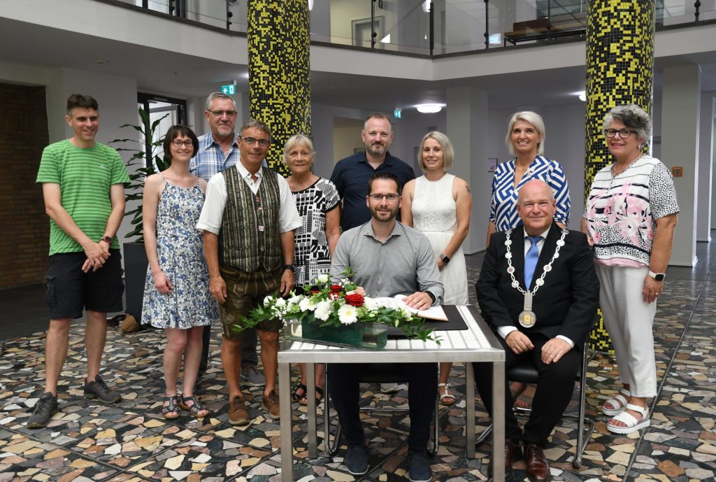 Bei seinem ersten Besuch als Bürgermeister der Marktgemeinde Altmünster trug sich Bürgermeister Martin Pelzer (sitzend links) in das Goldene Buch der Stadt Düren ein.