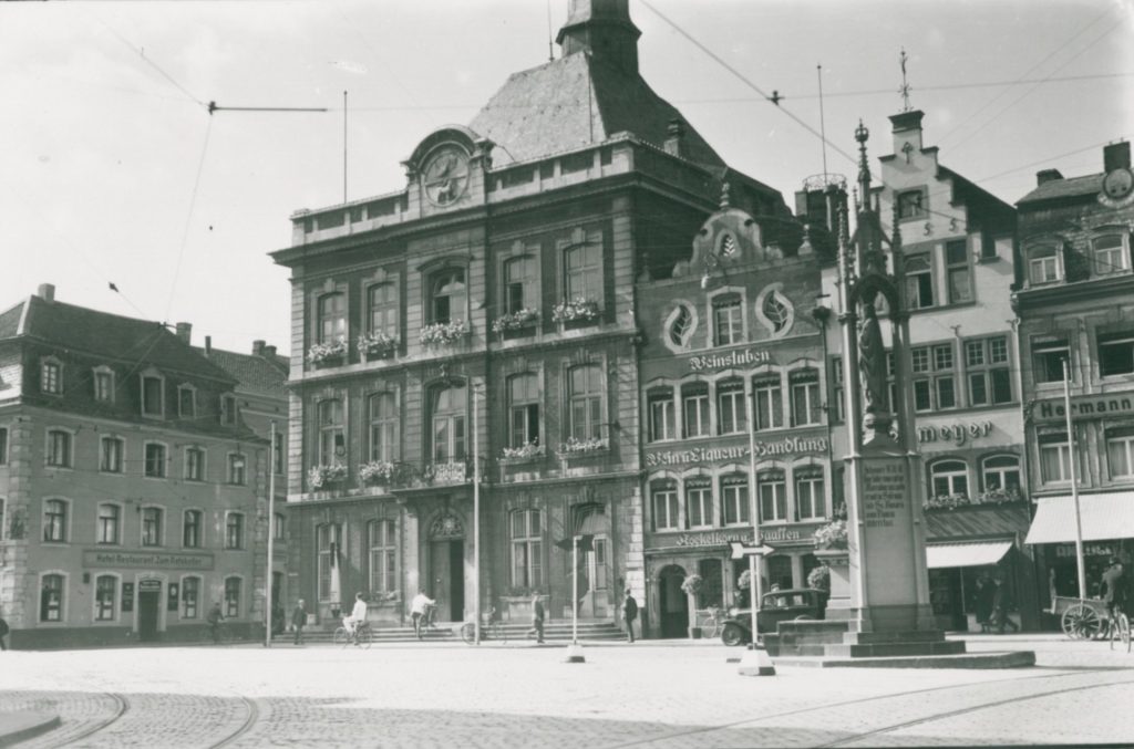 Marktplatz Düren mit Rathaus um 1920